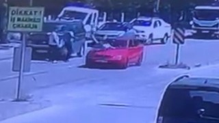 Boluda yola aniden çıkan 7 yaşındaki çocuğa otomobil çarptı: O anlar, güvenlik kamerasına yansıdı