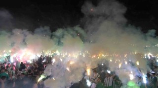 Böyle kutlama görülmedi, binlerce taraftar geceyi aydınlattı