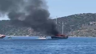 Bozburunda teknede yangın: Açığa alınan tekne battı
