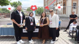 Bu kitabın 100 yazarı var