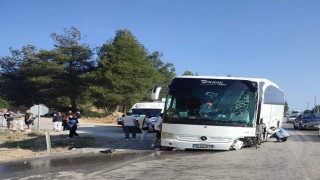 Burdur-Antalya yolunda refüje çıkan yolcu otobüsü direğe çarptı: 6 yaralı