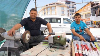 Burdur Gölhisarda Kurban Bayramı öncesi bıçak bileme ustalarının yoğun mesaisi başladı