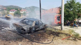 Burdurda park halindeki otomobil alev alev yandı