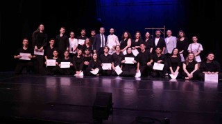 Bursa Devlet Tiyatrosunun kursiyerleri sahnede mezun oldu