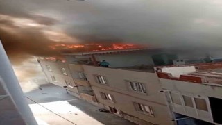 Bursada 3 katlı binanın çatı katı alev alev yandı