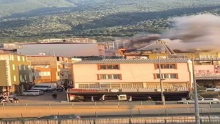 Bursada 5 katlı binanın çatı katı alevlere teslim oldu