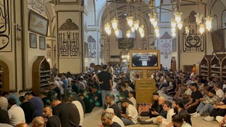 Bursada binlerce vatandaş Kurban Bayramında Ulu Camiye akın etti