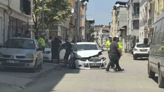 Bursada otomobiller çarpıştı: 3 yaralı
