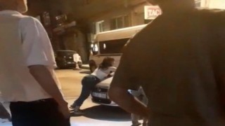 Bursada sokak ortasında film gibi olay: Kaputa asılan kadın araçla birlikte sürüklendi