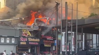 Bursada tarihi semtte yangın çıktı, 2 dükkan alevlere teslim oldu