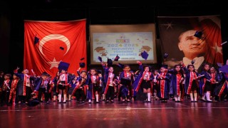 Büyükşehir kreşlerinde 208 öğrenci kep fırlatıp mezun oldu