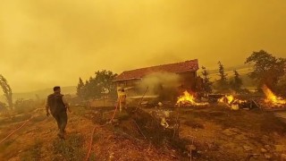 Büyüksürmeli köyünde yangın 3 eve sıçradı