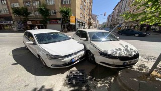 Caddede çarpışan 2 otomobilde maddi hasar oluştu
