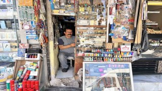 Çakmak doktoru baba, 2 metrekarelik dükkanda 3 evladını okutup meslek sahibi yaptı