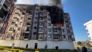 Çanakkalede bir sitede çıkan yangında 10 kişi dumandan etkilendi