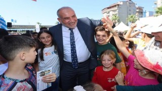 Canikte camiler çocuklarla, çocuklar hediyelerle buluşuyor