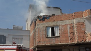 Çatı katında çıkan yangında 1 kişi dumandan etkilendi