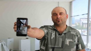 Çevresindekilerin şaşkın bakışları arasında korkusuzca 1 buçuk metrelik yılanı yakaladı
