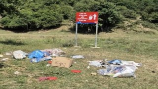 Çevreyi kirletmesinler diye hendek kazdırdı