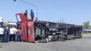 Cizrede virajı alamayan tır devrildi, 1 yaralı