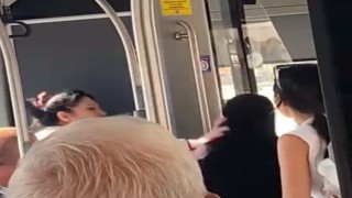 Çocuğuyla otobüse binen tesettürlü kadına hakaret eden saldırgan gözaltına alındı