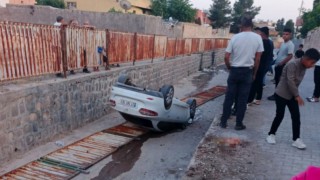 Çocukların el frenini indirdiği otomobil tahliye kanalına uçtu