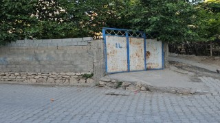 Çocuklarını ve kendisini bıçakla yaraladı