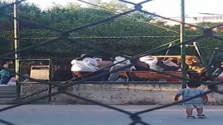 Çocuklarının kavgasına dahil olan anneler saç saça baş başa kavga etti