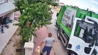 Çöp kamyonunun toplarını patlattığı çocuklara, temizlik işçileri yeni top aldı