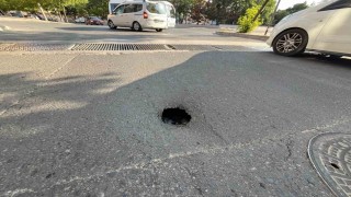 Çorluda çukura düşen araç hasar gördü