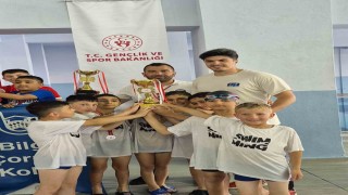 Çorumda düzenlenen yüzme yarışında minik sporcular kıyasıya yarıştı