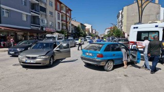 Çorumda iki otomobil çarpıştı: 3 yaralı