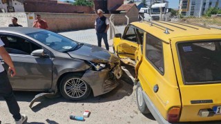 Çorumda iki otomobil çarpıştı: 3 yaralı