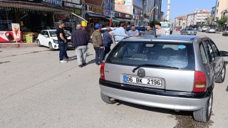 Çorumda iki otomobil kafa kafaya çarpıştı: 3 yaralı