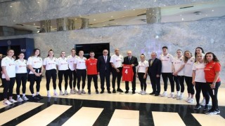 Cumhurbaşkanı Erdoğan, A Milli Kadın Voleybol Takımı ile bir araya geldi