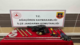 Defineciler kazı yaparken suçüstü jandarmaya yakalandı