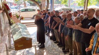 Demet Akalın kuzenini son yolculuğuna uğurladı