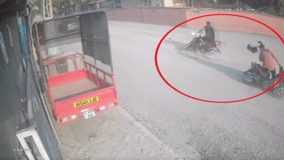 Dengesini kaybederek motosikletten düşen kadına karşıdan gelen motosiklet çarptı
