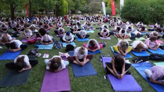 Denizlide 300 kadın aynı anda yoga yaptı