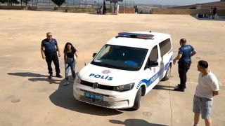 Denizlide YKSye geç kalan ve kimliklerini evde unutan öğrencilerin imdadına polisler yetişti