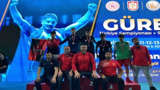 Denizlili güreşçiler Sivasta fırtına gibi esti