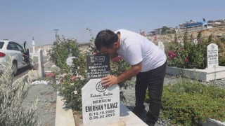 Deprem mezarlığında evlatlarının mezarını ziyaret eden baba: Keşke sağ olsalardı da onlar da anne ve baba olsaydı