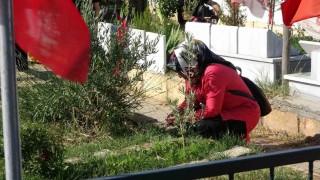 Depremde kaybettikleri yakınlarının mezarlarını ziyaret ettiler