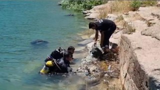 Dicle Baraj Gölünün altında temizlik çalışması yapıldı