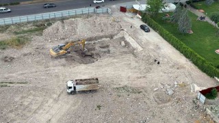 Diyarbakırda 89 kişinin hayatını kaybettiği Galeria İş Merkezinin yerinde dönüşümünde ilk kepçe vuruldu