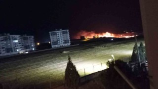 Diyarbakırda anız yangını TOMA ve itfaiye ekiplerinin müdahalesiyle söndürüldü