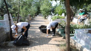 Diyarbakırda mezarlıklarda bayram sonrası temizlik yapıldı