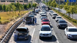 Diyarbakırda onlarca araç hararet yapınca kilometrelerce kuyruk oluştu