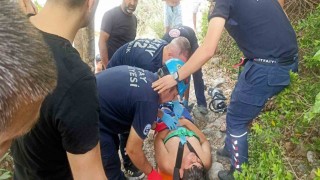 Dörtyolda ayağı kayalıklara sıkışan şahıs yaralandı