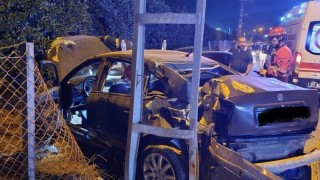 Dörtyolda elektrik direğine çarpan otomobilin sürücüsü yaralandı